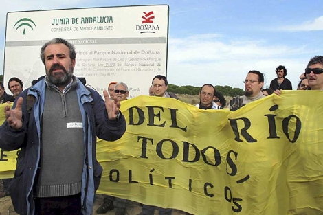 Ecologistas protestando contra el dragado del Guadalquivir en Sevilla. | Efe