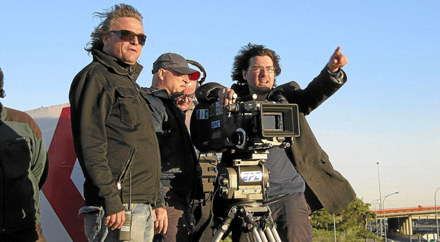 El director Alberto Morais (d) da instrucciones a su equipo durante el rodaje.| D.V.