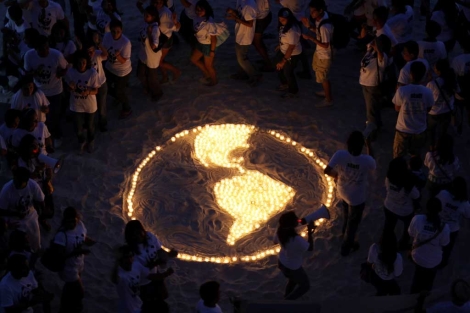 Activistas de WWF dibujaron con velas un mapa de Amrica. | AP