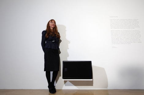 Susan Philipsz, este lunes ante su instalacin sonora 'Lowlands', en la Tate. | Reuters