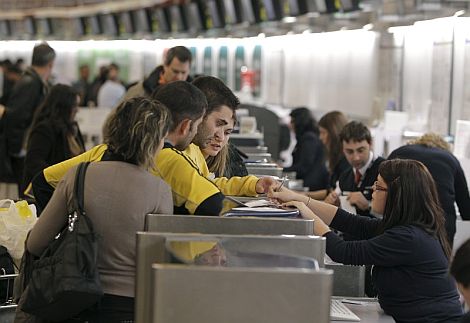Mostradores de facturación del aeropuerto de Barajas (Madrid). | Efe