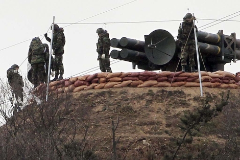 Soldados surcoreanos realizando maniobras militares. | Efe