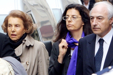 Liliane Bettencourt con su hija y el marido de esta, en 2007. | AFP