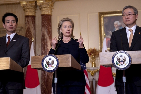Clinton comparece en rueda de prensa con sus homlogos japons (i) y surcoreano. | AP