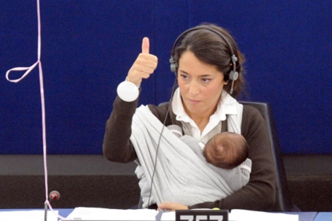 La eurodiputada Ronzulli (con su beb) vot a favor de la mocin en su momento. | EFE