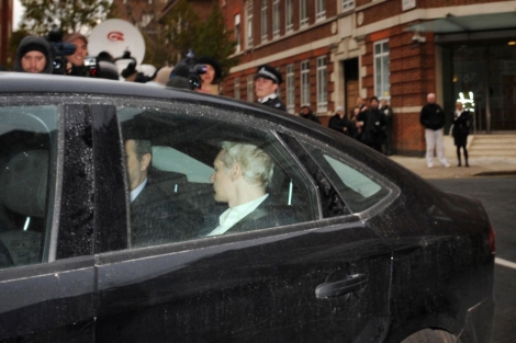 Assange, en el coche que le ha llevado hasta la corte. | AP