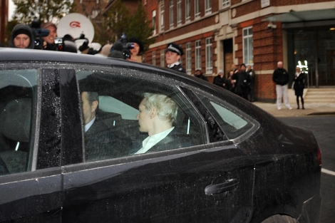 Assange, a la salida de los juzgados, en Londres. | Ap