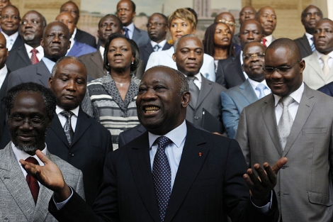 Gbagbo posa este martes ante su nuevo gabinete. | AP