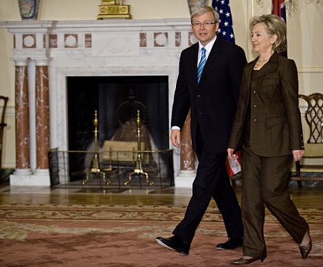 Kevin Rudd, cuando era primer ministro, junto a la secretaria de Estado de EEUU, Hillary Clinton. | Afp