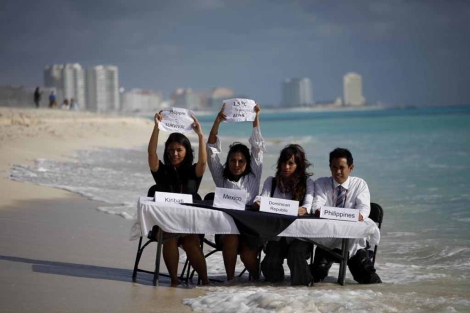 Activistas pro medio ambiente en un acto de protesta. | AP