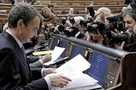 Zapatero, en su escao del Congreso, antes de comenzar su comparecencia. | Efe