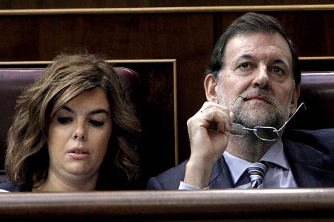 Rajoy, en su escao, junto a Soraya Senz de Santamara. | Efe