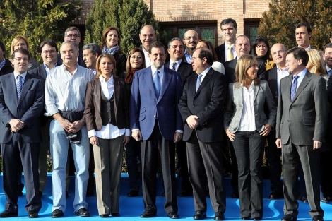 Foto de familia tras el acto presidido por Rajoy en Segovia. | Efe