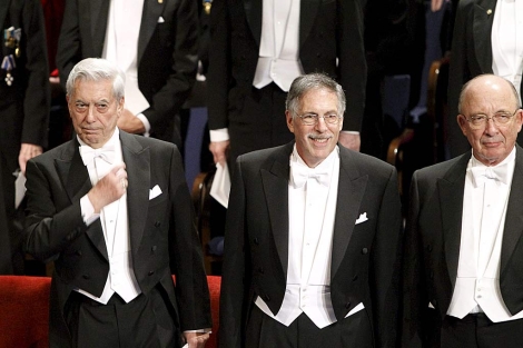 Mario Vargas Llosa, en la entrega del Nobel. | Javier Lizn / Efe