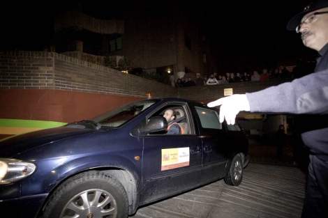Un coche sale del domicilio de la presunta filicida. | Pablo Requejo