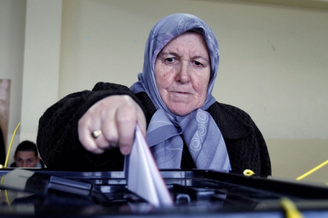Un mujer vota en los comicios de Kosovo. | Ap