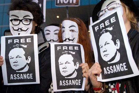 Activistas concentrados en la embaja britnica en Madrid en apoyo a Assange. | Foto: Reuters