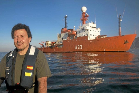 El oceangrafo Carlos Duarte con el buque Hesprides al fondo. | ELMUNDO.es