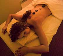 Una mujer recibe un masaje. | I. Andrs