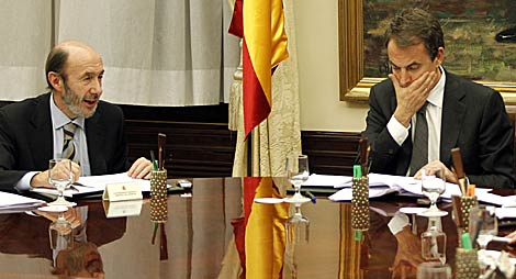 El presidente y el vicepresidente, en el Consejo de Ministros extraordinario. | J. C. Hidalgo