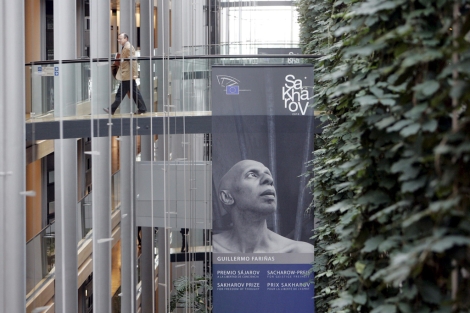 Un cartel con la foto de Fariñas cuelga en el interior del PE. | Efe