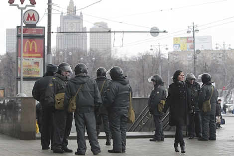 La polica rusa realiza controles a la salida del metro. | Efe