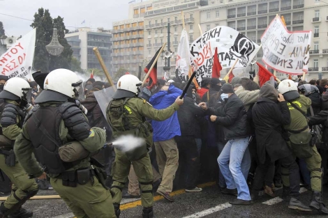 Disturbios en Atenas durante la manifestacin contra los recortes del Gobierno. | Efe