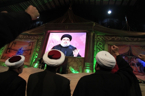 Varios seguidores de Nasrallah escuchan su alocucin este micoles. | Reuters