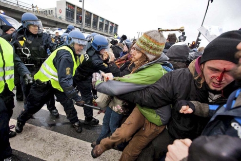 Agentes antidisturbios de la polica danesa golpean a los manifestantes. | AP
