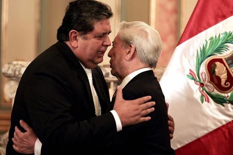 Alan Garca y Mario Vargas Llosa, anoche, en Lima. | Efe