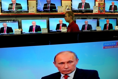 El primer ministro ruso, Vladimir Putin, durante su maratn de preguntas en televisin. | AFP