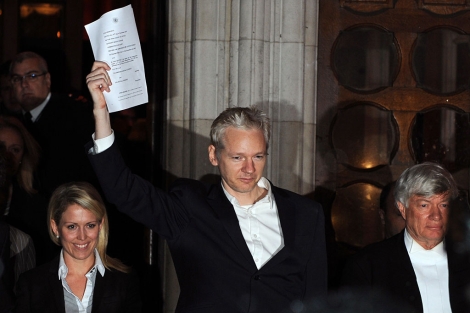 Julian Assange, tras salir de la crcel en Londres. | Afp