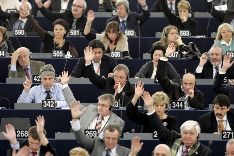 Los eurodiputados, durante una votacin en el pleno. | Efe