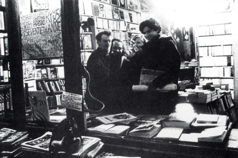 Carlos Cano, a su llegada a la librería Shakespeare and Company, en París (1972).