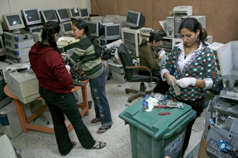 Egipcias en el taller de reciclaje de ordenadores. | Francisco Carrin