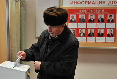 Un Bielorruso vota en Minsk. | Afp