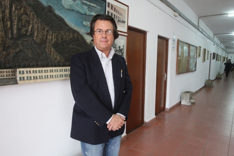 El profesor José Reyes Fernández, en el pasillo del instituto. | Francisco Ledesma