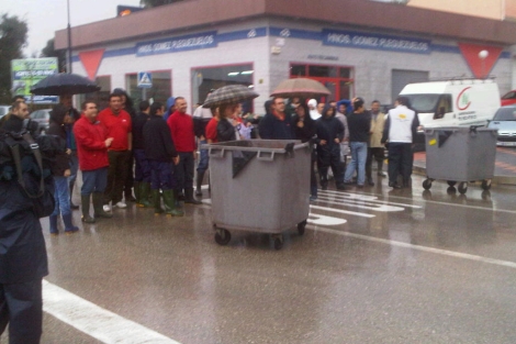 Trabajadores del polgono cortan el camino de Con. | M. Burgos