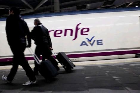 Un tren AVE estacionado en la nueva estacin Joaqun Sorolla de Valencia. | Vicent Bosch