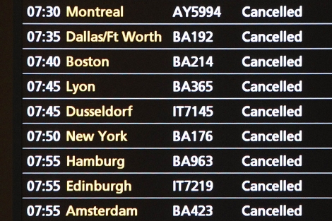 Una pantalla en el aeropuerto londinense de Heathrow anuncia los vuelos cancelados. | Reuters
