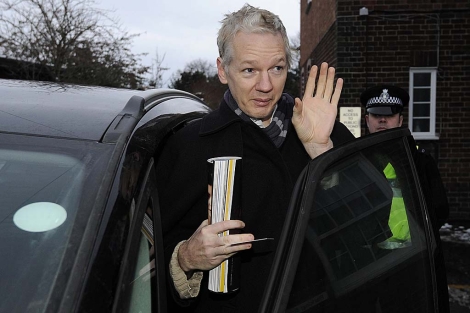 Julian Assange, a las puertas de la comisara en Suffolk. | Reuters