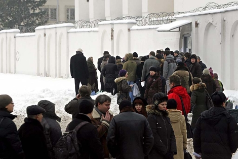 Colas en Minsk, la capital bielorrusa, para visitar a familiares detenidos. | Efe