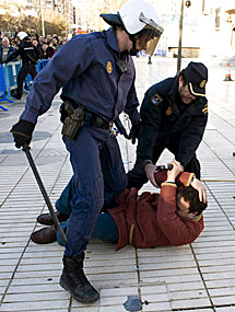 Policas con un manifestante. | Efe