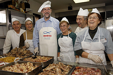 Mariano Rajoy posa con varios trabajadores del comedor. | Efe