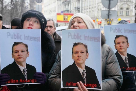 Manifestacin en apoyo de Assange en Kiev. | AP