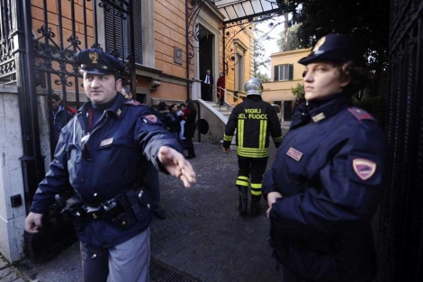 Un polica vigila la entrada de la embada de Chile en Roma. | Afp