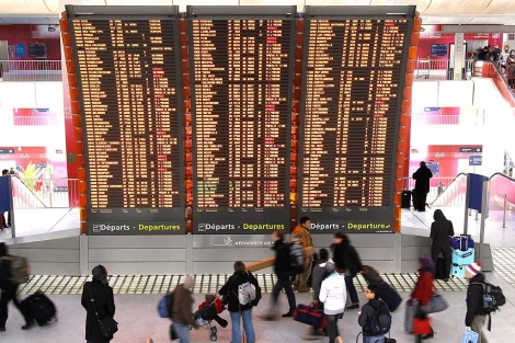 Panel de llegadas en una de las terminales del aeropuerto parisino. | Reuters