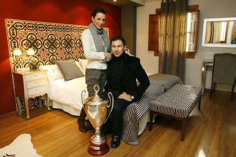 Pavel Tonkov y su mujer, Dara Garca, en una habitacin con el trofeo del Giro. | M. Cubero