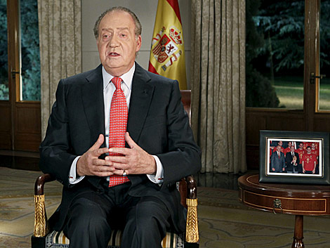 Don Juan Carlos, durante el tradicional mensaje de Nochebuena. | Efe