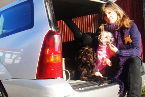 Olga Costa, con el vehículo y dos perros. | N. P.